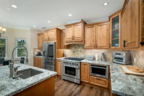 New Luxury Lake House in Pine Mountain Lake Close to Yosemite! Perfect for all seasons! Great for retreats, getaways, celebrations, and more!